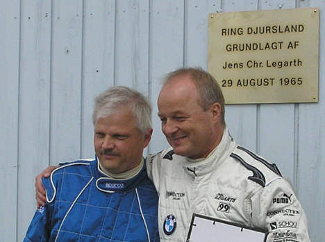 Ole Husum (tv) fra Fonden Ring Djursland Motorsport, sammen med Mike Legarth ved mindepladen for banens stifter - Jens Christian Legarth.
